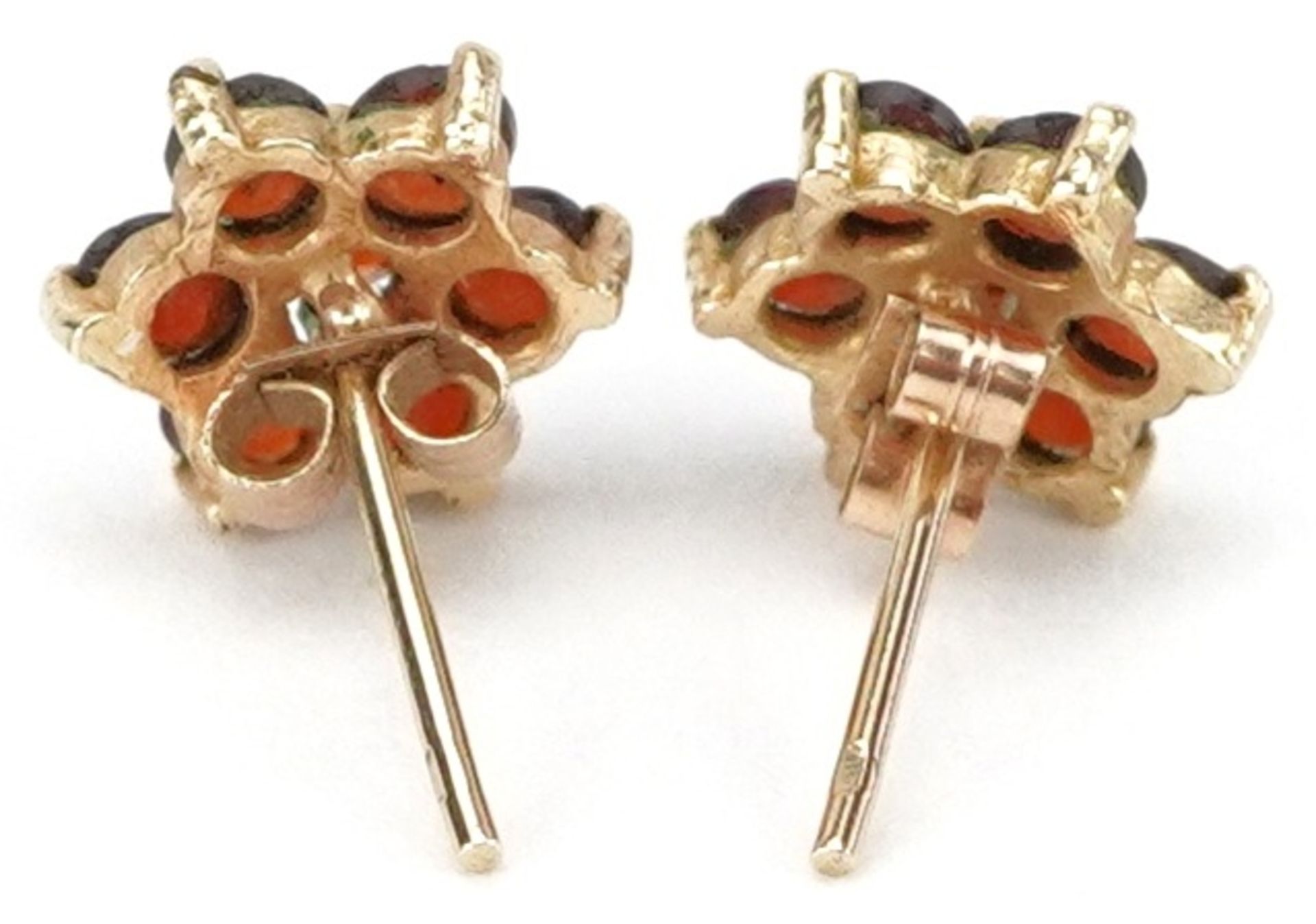 Pair of 9ct gold garnet flower head stud earrings, each 8mm in diameter, total 0.8g - Bild 2 aus 2