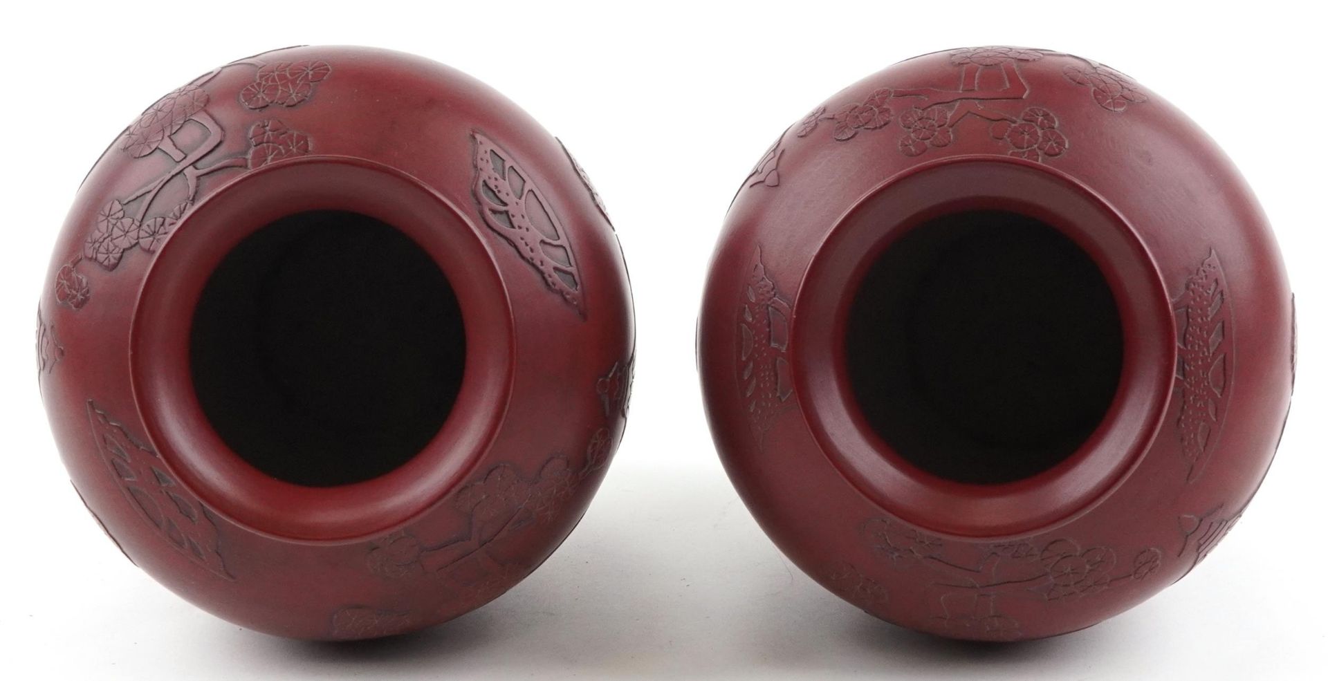 Pair of Chinese faux cinnabar lacquer porcelain vases incised with figures in a palace setting, each - Bild 5 aus 6