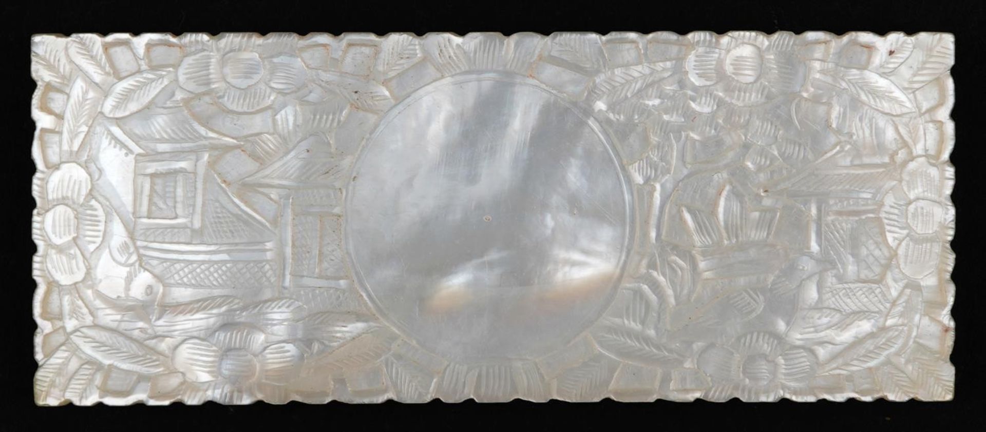 Good collection of Chinese Canton mother of pearl gaming counters including examples finely and - Bild 13 aus 19