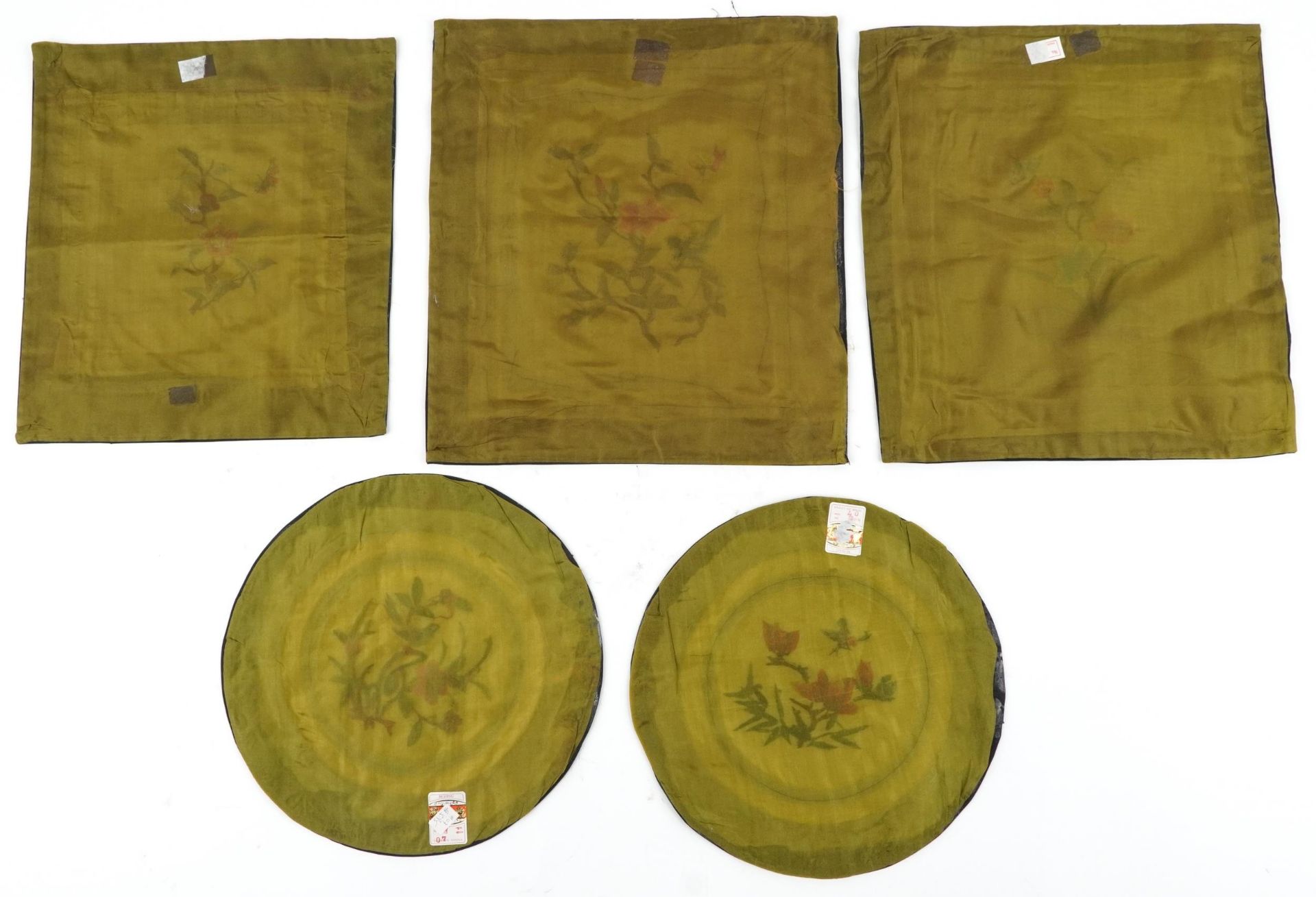 Chinese textiles and pictures including four paintings on silk of birds and flowers and five silk - Bild 32 aus 33