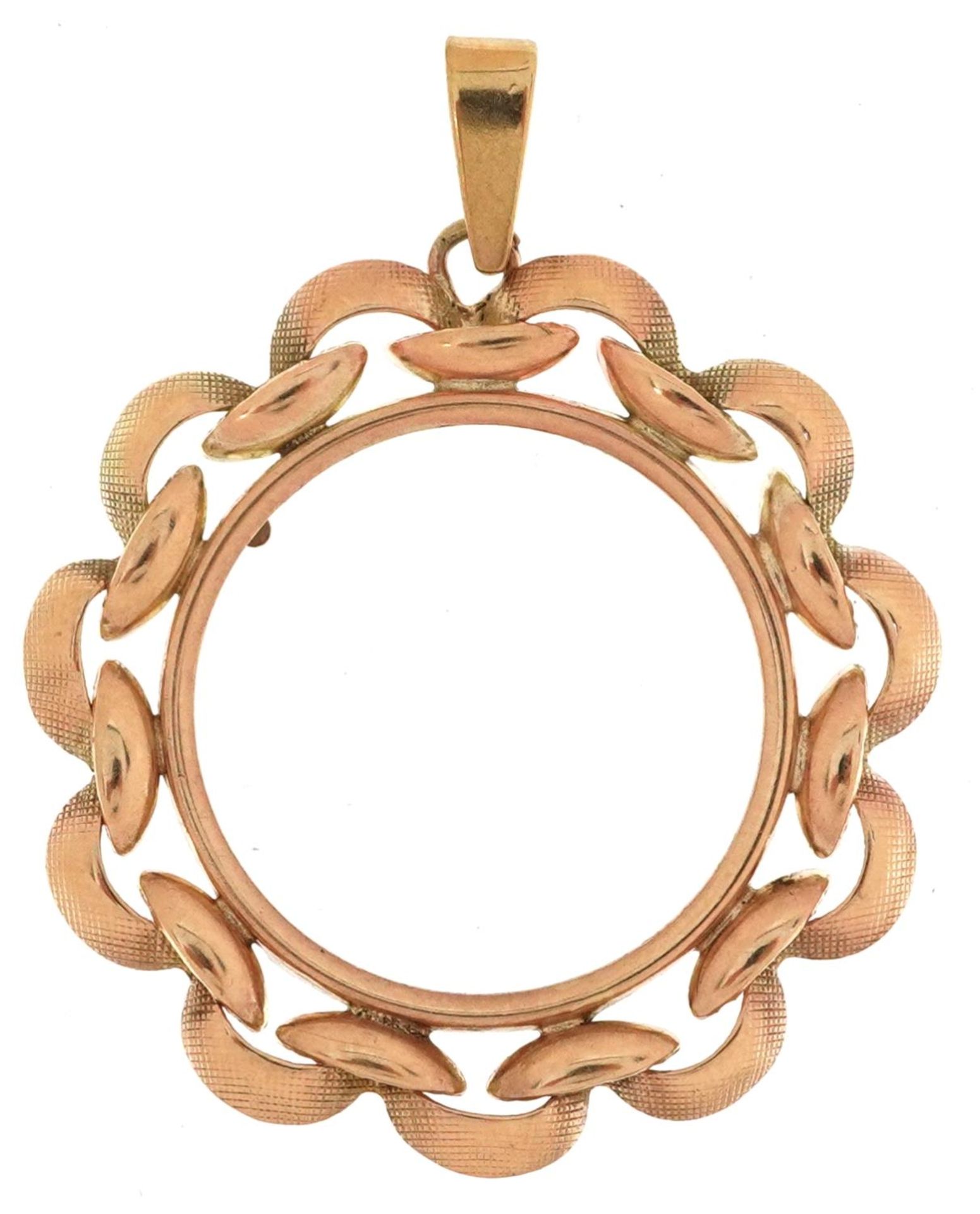 9ct gold sovereign pendant mount, 3.5cm in diameter, 2.6g