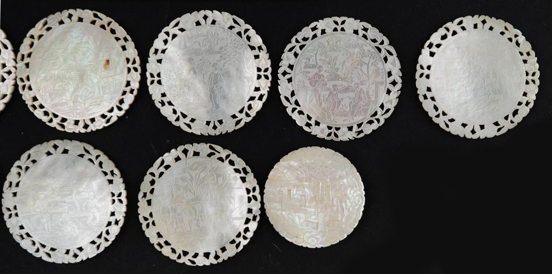 Good collection of Chinese Canton mother of pearl gaming counters including examples finely and - Bild 6 aus 19