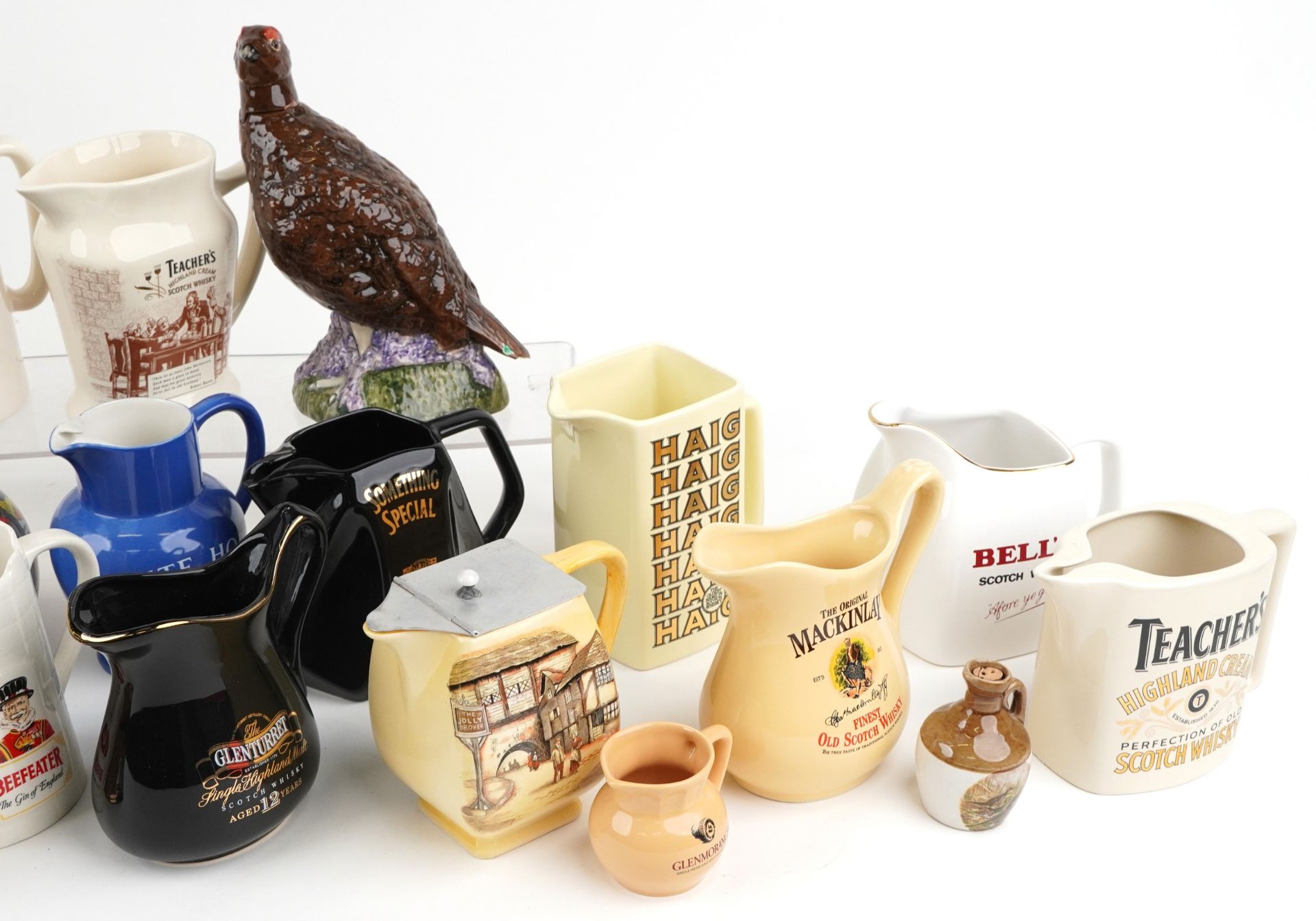 Collection of breweriana interest advertising pub jugs and flagons and an advertising figure - Bild 4 aus 4