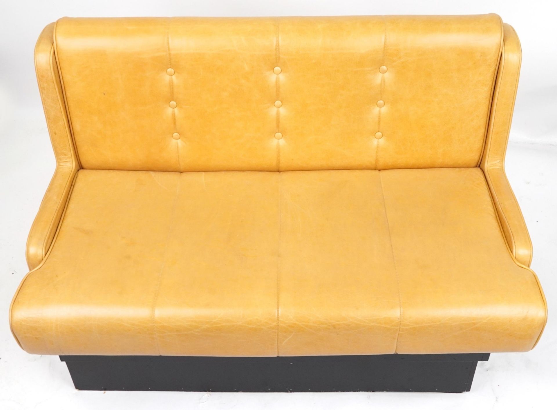 Mustard leather two seater boudoir bench, 120cm wide - Image 3 of 4