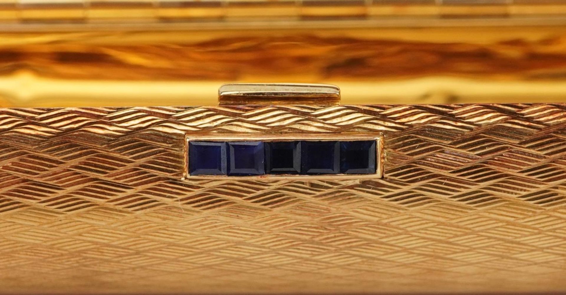 Boucheron, 18ct gold engine turned minaudière with sapphire set clasp, housed in a Boucheron - Bild 10 aus 10