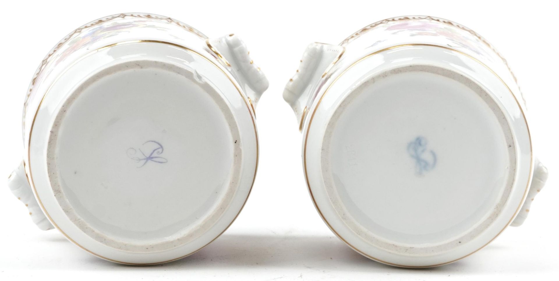 Pair of 19th century European porcelain cache pots with twin handles, each hand painted with - Bild 4 aus 5