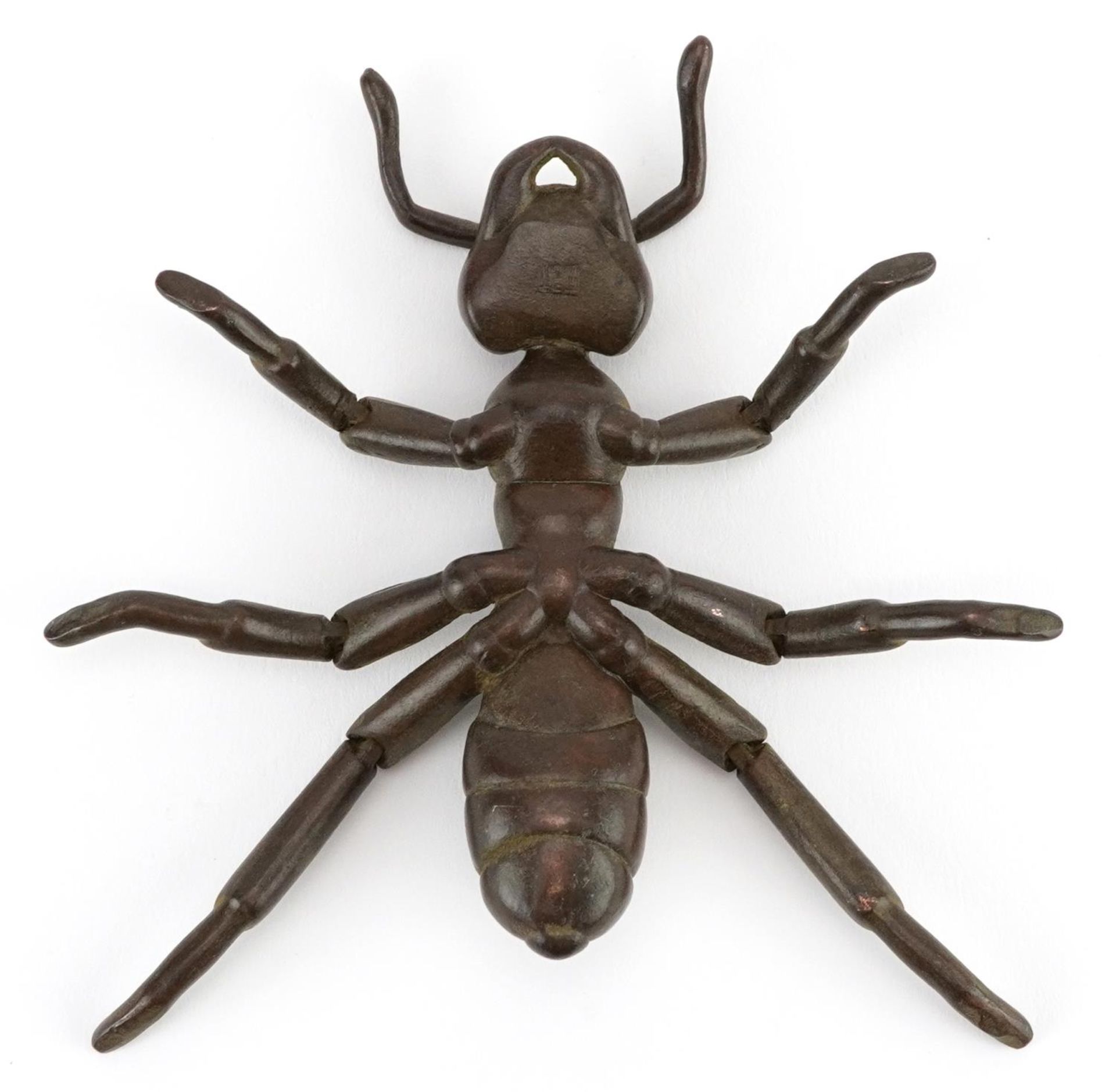 Large Japanese patinated bronze okimono in the form of an ant with articulated legs, impressed - Bild 3 aus 4