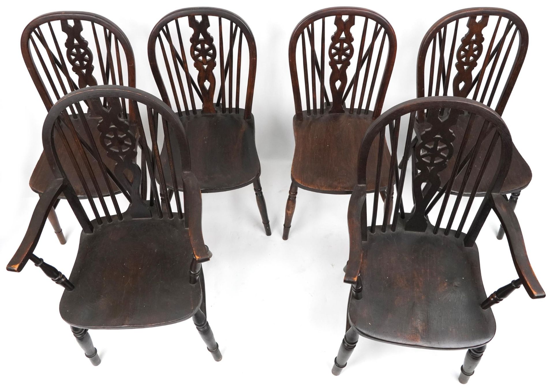 Set of eight antique oak wheel back dining chairs together with two oak wheel back carver chairs, - Bild 2 aus 9