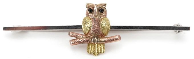9ct three tone gold bar brooch in the form of an owl with black stone eyes, 5cm wide, 3.3g