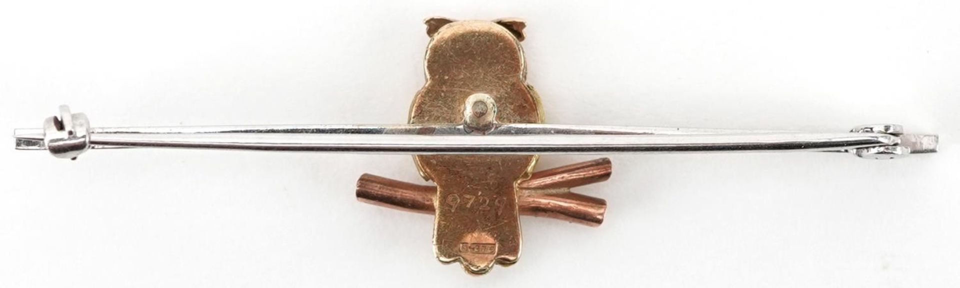 9ct three tone gold bar brooch in the form of an owl with black stone eyes, 5cm wide, 3.3g - Image 2 of 4