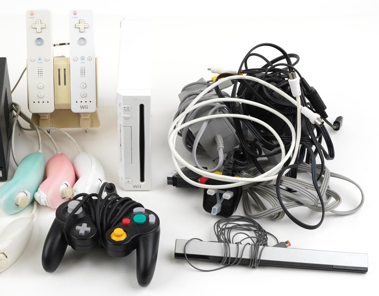 Nintendo Wii games console with controllers and accessories and a Nintendo Game Cube games console - Bild 3 aus 3