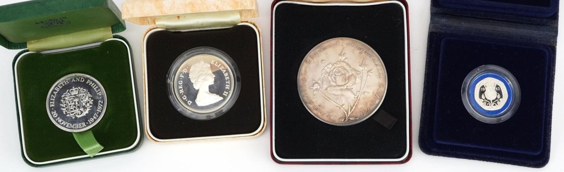 Silver proof coins and medals housed in fitted cases including medal commemorating Queen Elizabeth - Bild 2 aus 3