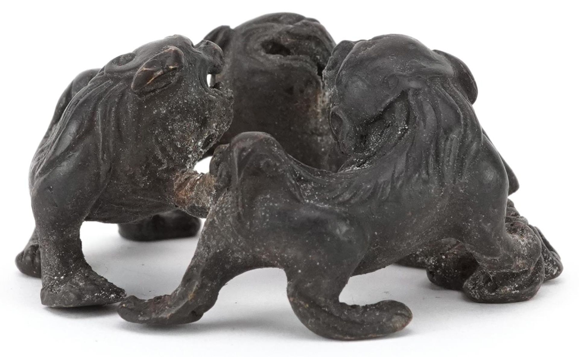 Chinese patinated bronze of three mythical animals, 6cm in diameter - Bild 4 aus 6