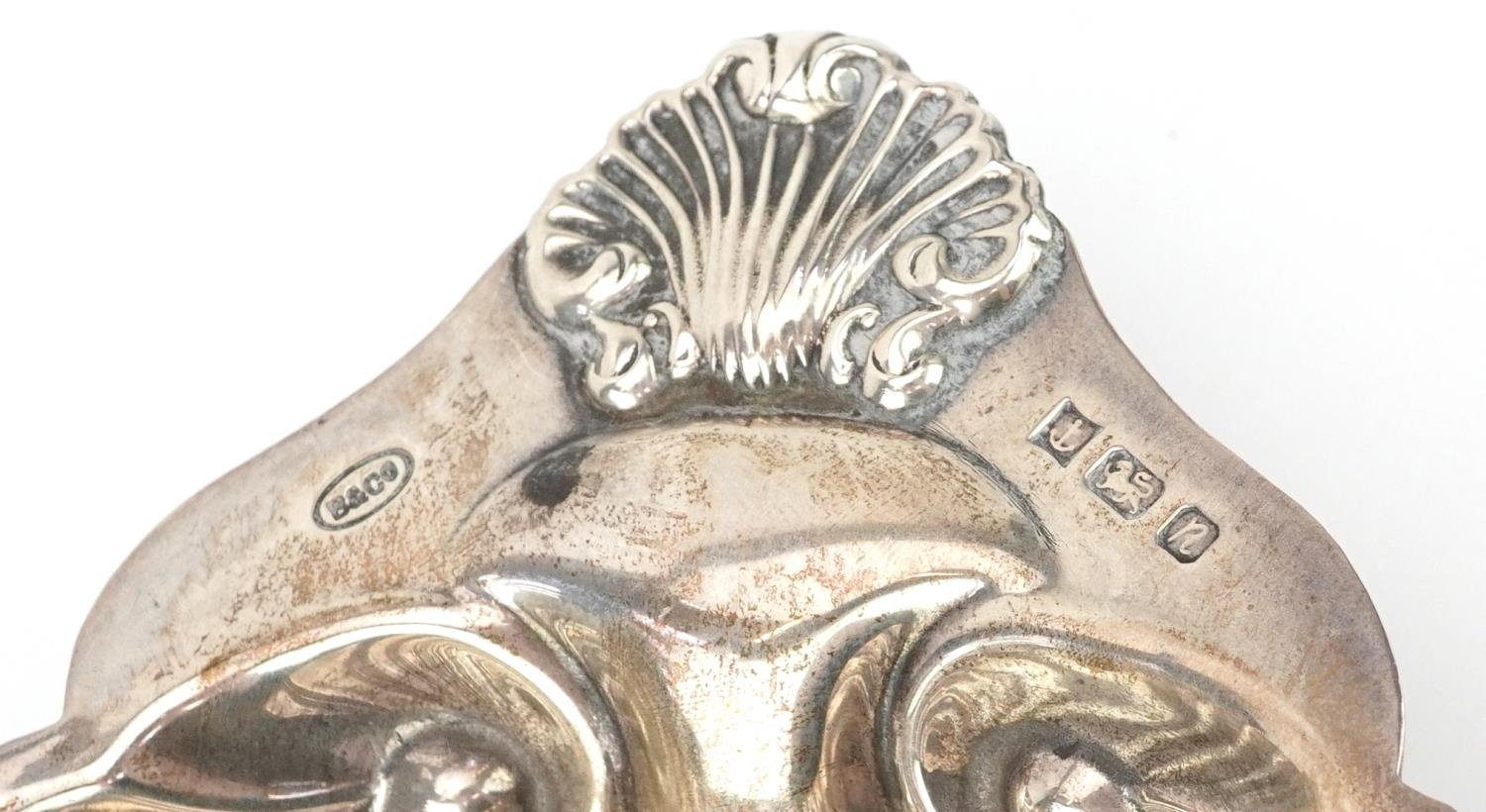 Edwardian and later silver objects comprising five napkin rings, butter knife and shell shaped - Image 4 of 8