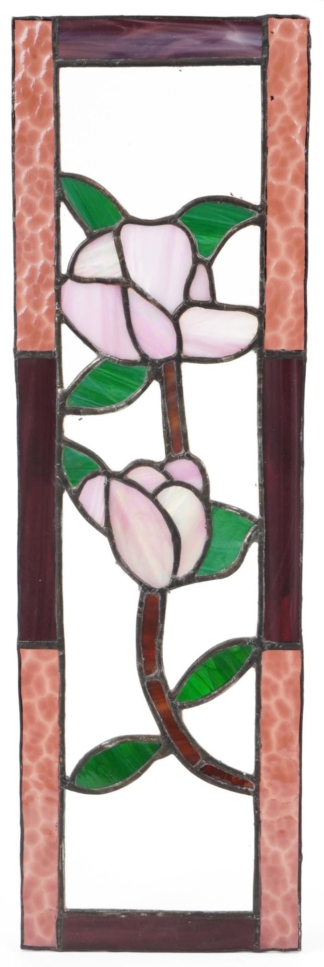 Four leaded stained glass window panels including a pair, each decorated with flowers, the largest - Bild 4 aus 9