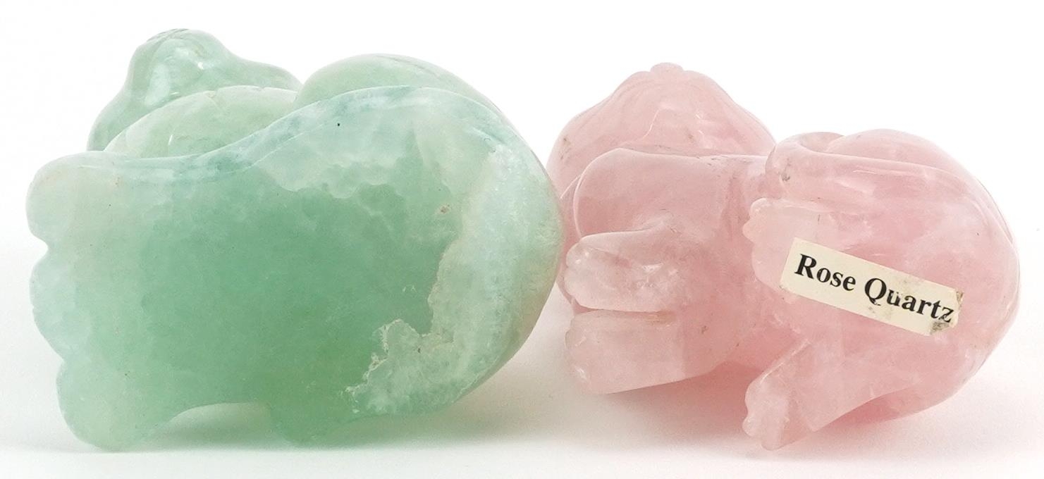 Two carved hardstone cats comprising rose quartz and fluorite, the largest 8.5cm high - Image 3 of 3