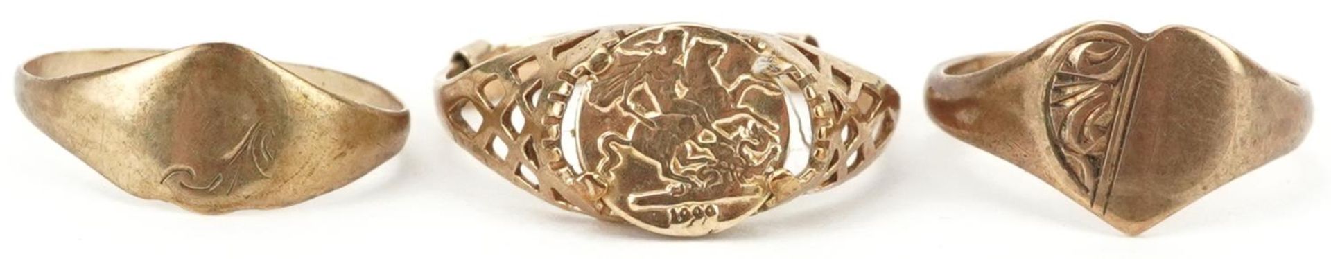 Three 9ct gold rings comprising two signet rings and a St George ring, the largest size J, total 2.