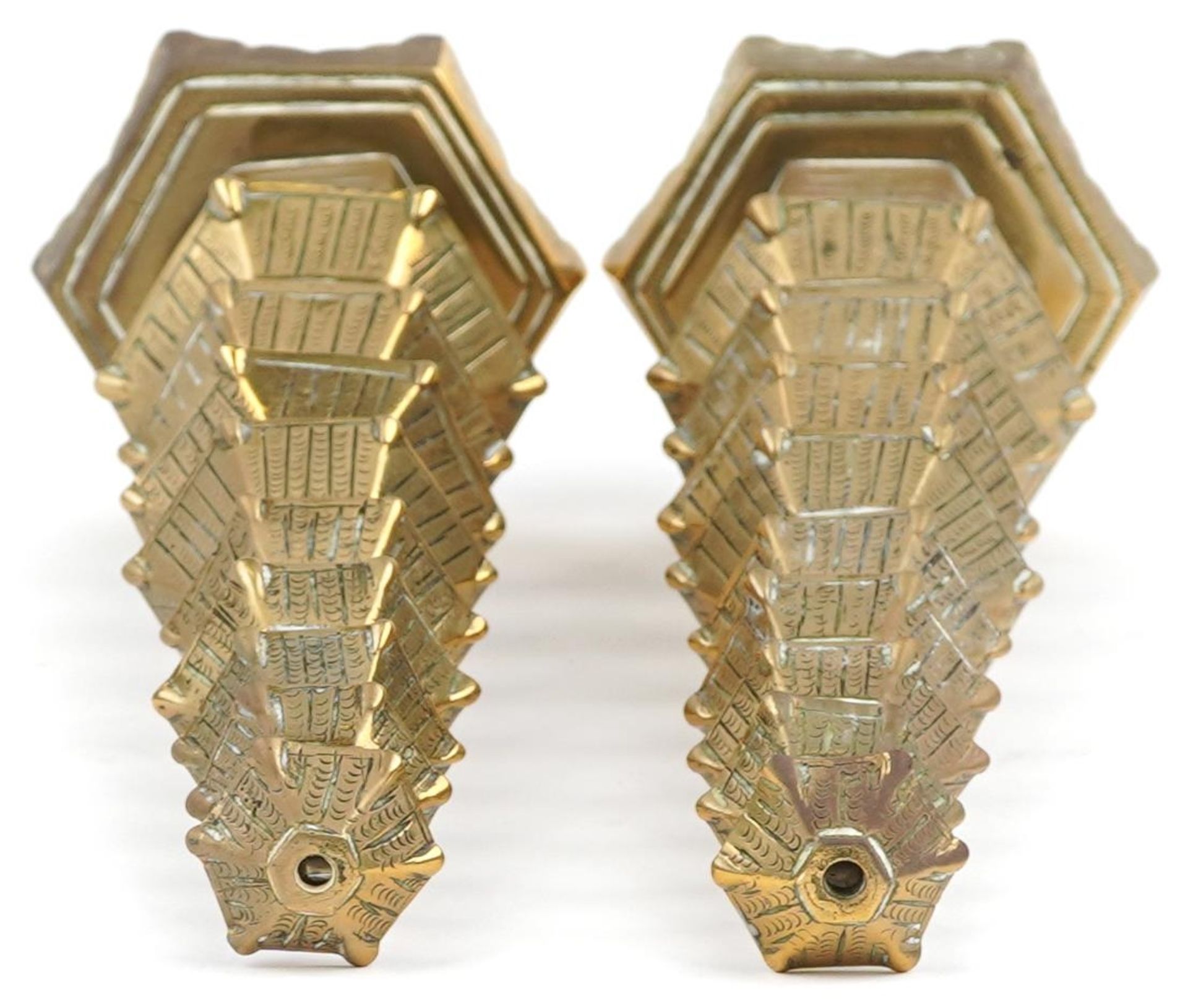 Pair of Chinese brass or bronze incense burners in the form of pagodas, 34cm high - Bild 5 aus 6