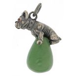 Silver and jade egg pendant in the form of a French Bulldog with garnet eyes, 3cm high, 10.0g