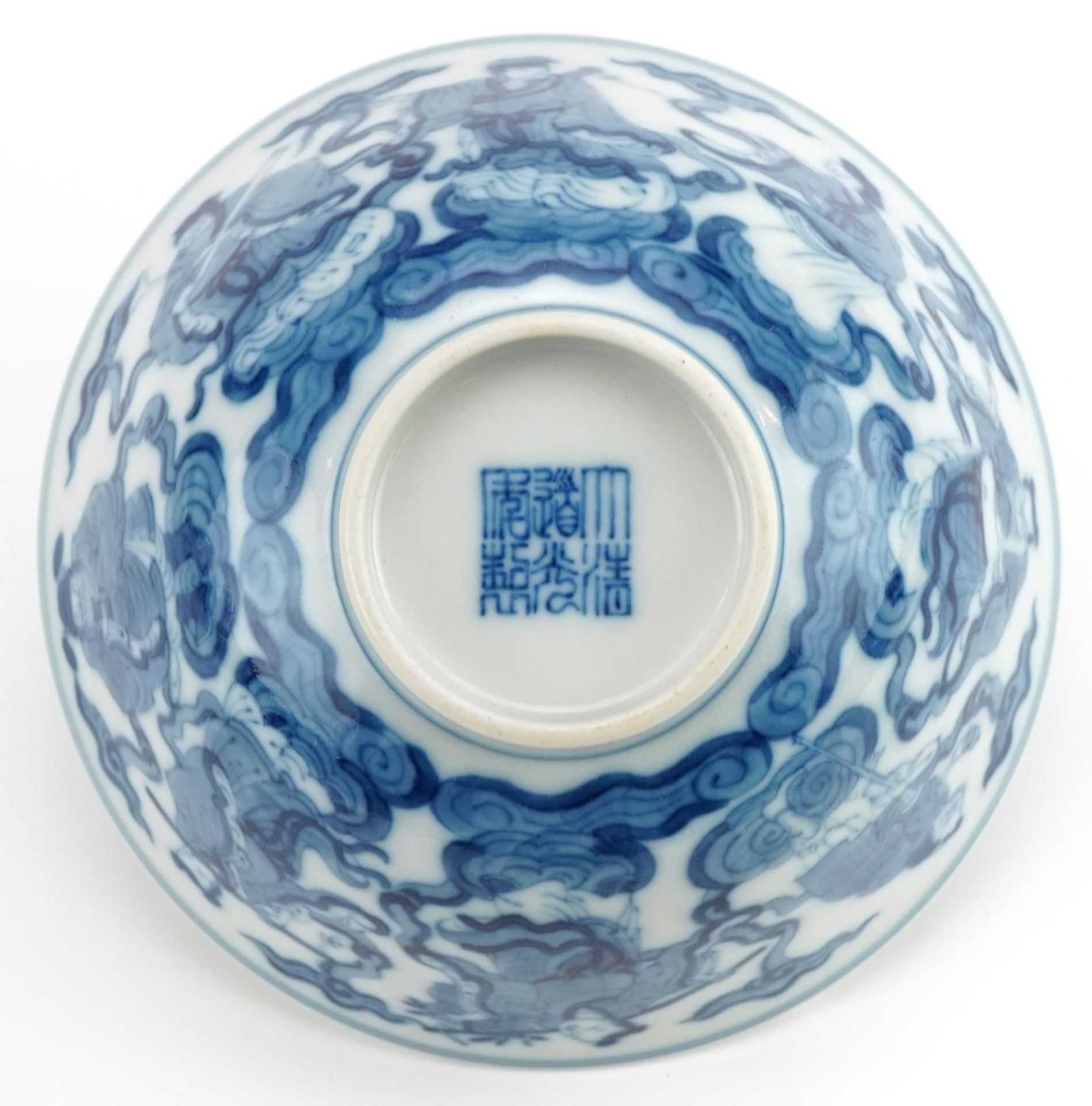 Chinese blue and white porcelain bowls hand painted with immortals amongst clouds, six figure - Bild 6 aus 7