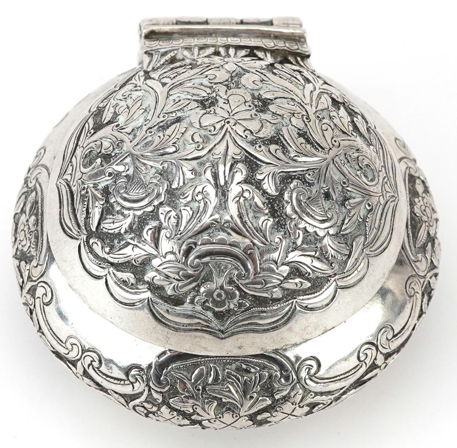 Tibetan unmarked silver bun shaped box with hinged lid profusely embossed with flowers and - Bild 2 aus 5