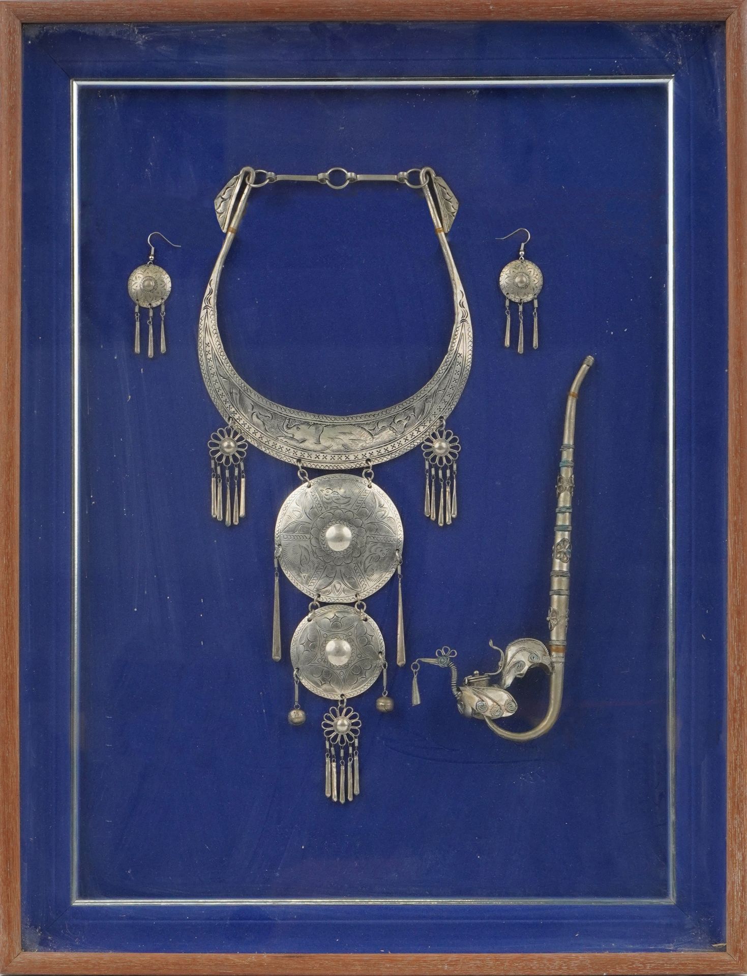 Thai white metal jewellery and opium pipe housed in a glazed framed display, overall 55cm x 42.5cm - Bild 2 aus 3