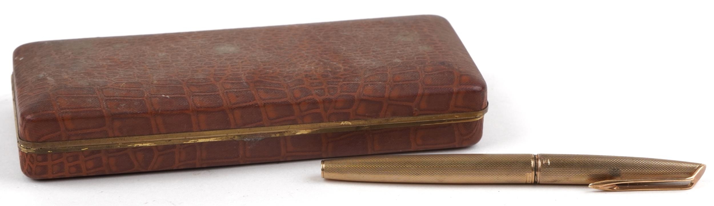 9ct gold cased fountain pen with 14ct gold nib housed in a Watermans fitted case, 23.5g - Image 2 of 5