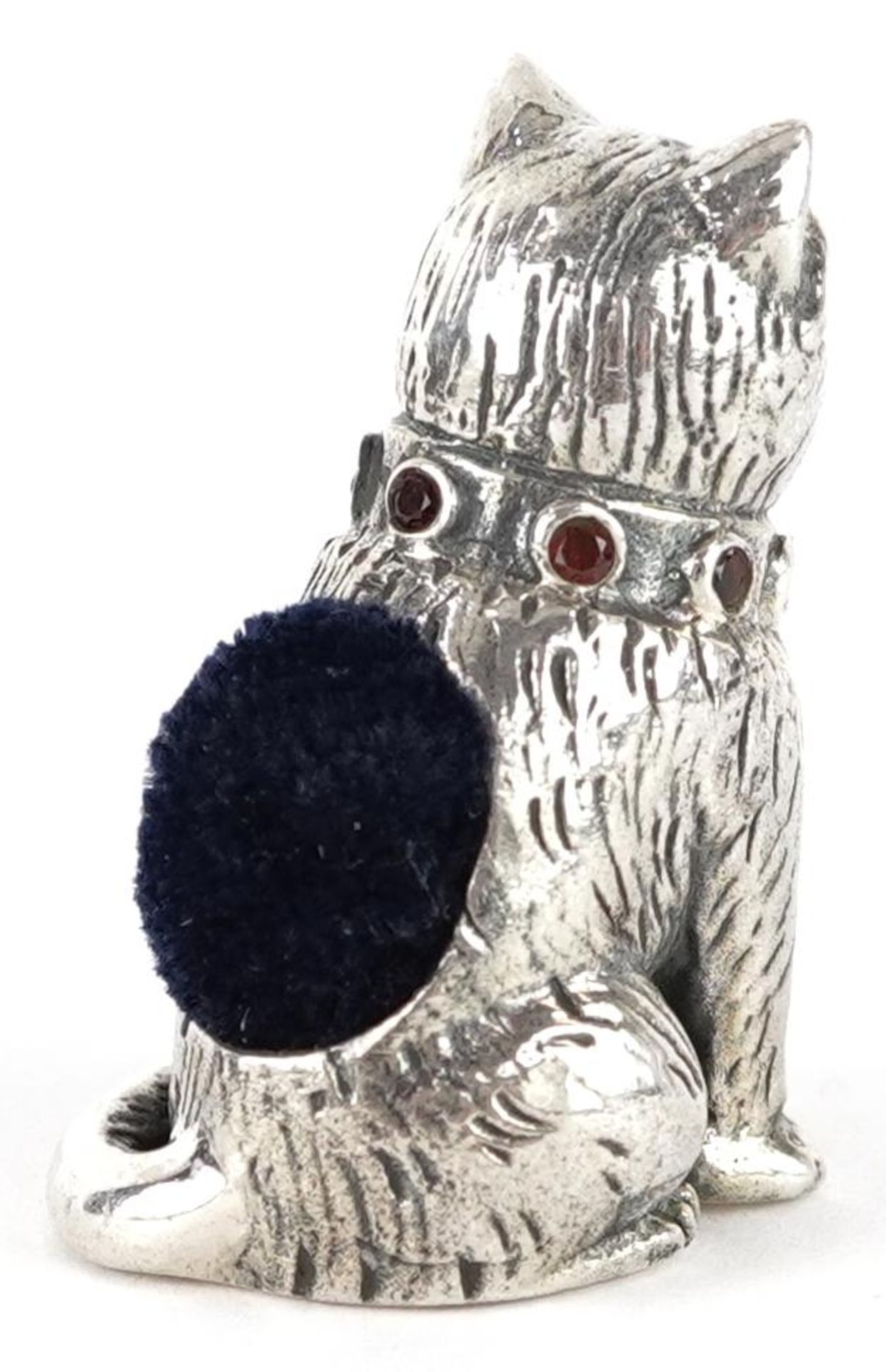 Sterling silver pincushion in the form of a seated cat set with emerald eyes and garnet collar, 2. - Bild 2 aus 4