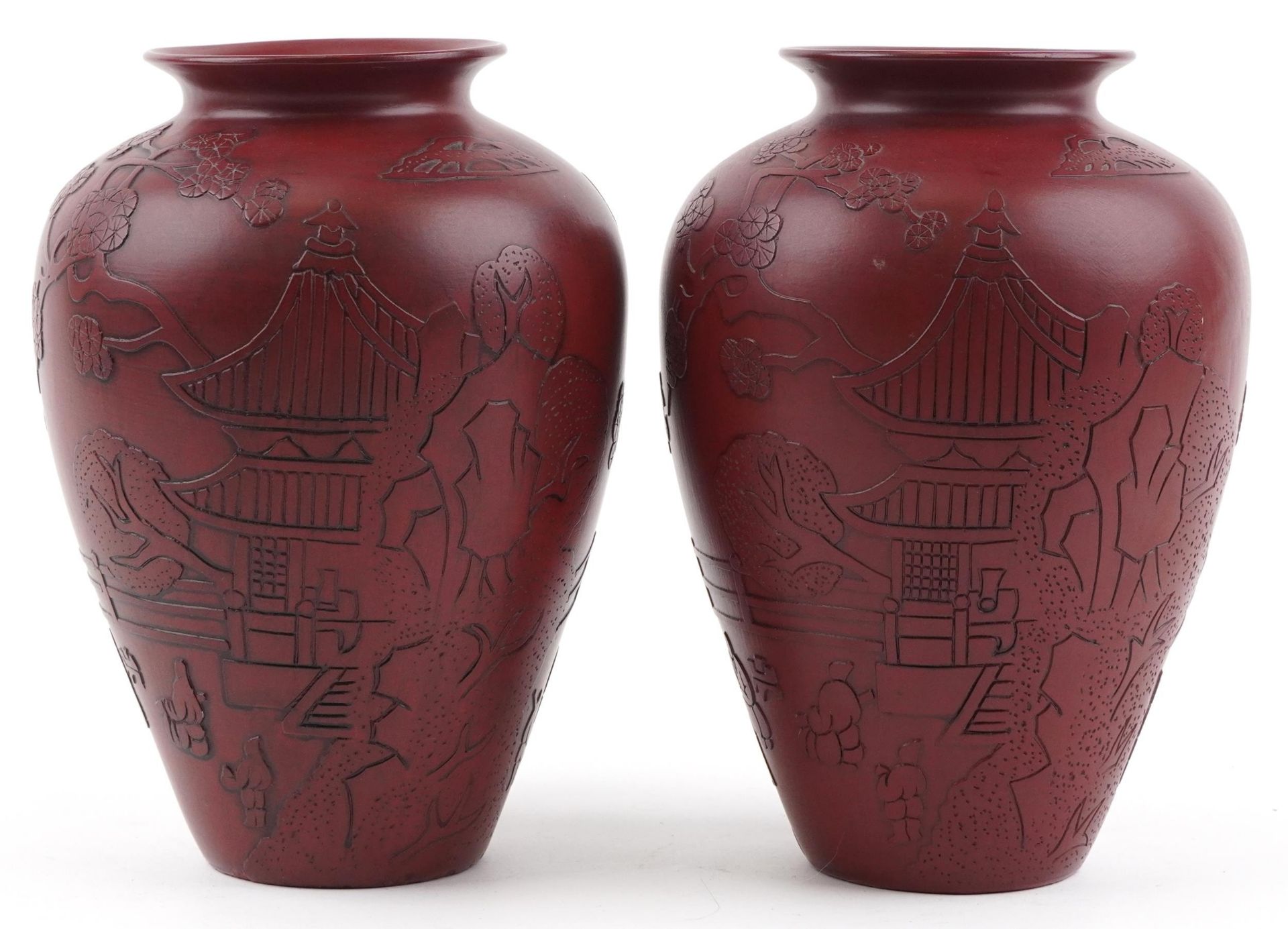 Pair of Chinese faux cinnabar lacquer porcelain vases incised with figures in a palace setting, each - Bild 3 aus 6