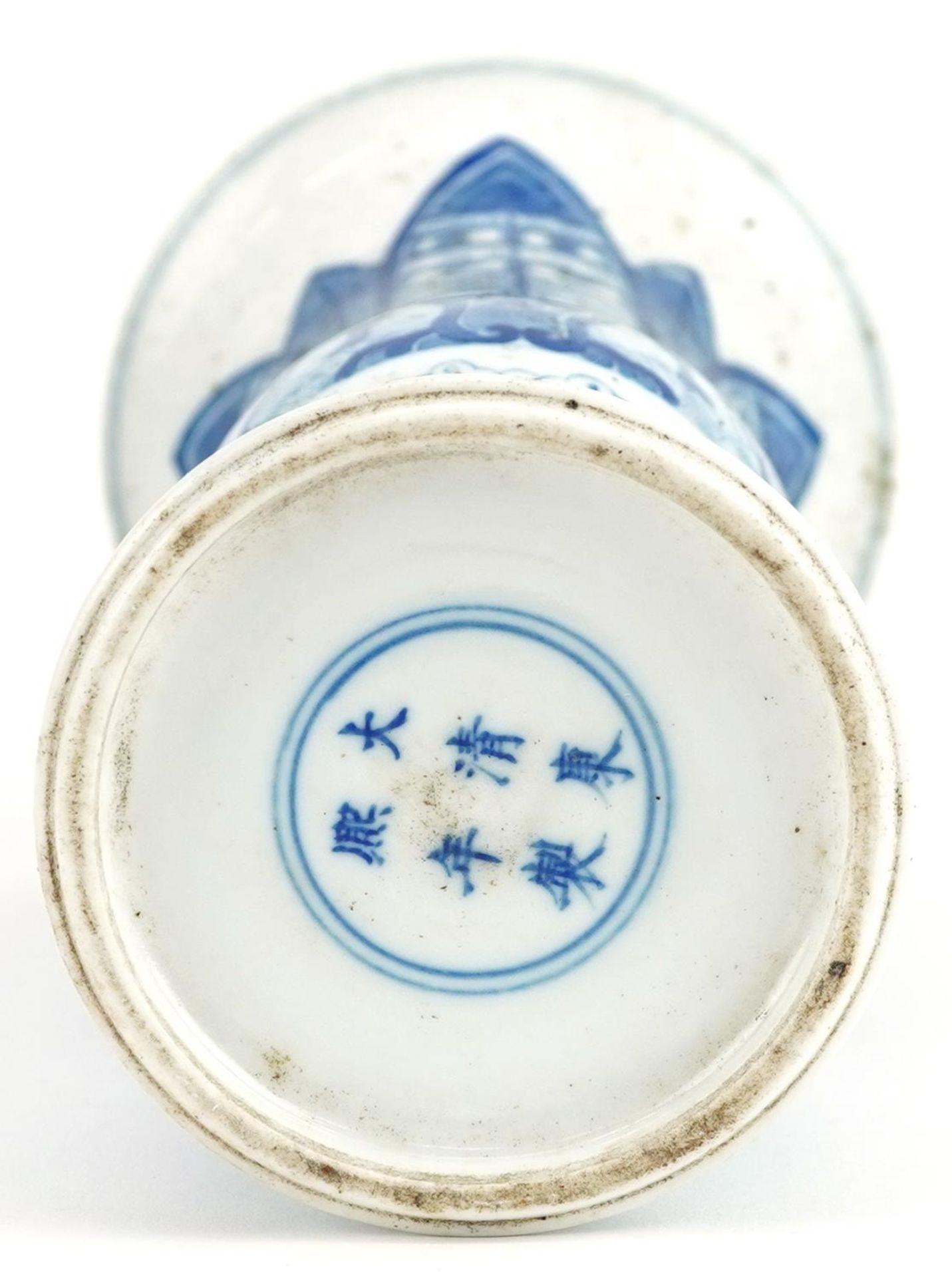Chinese blue and white porcelain Gu beaker vase hand painted with stylised leaves, six figure - Bild 6 aus 6