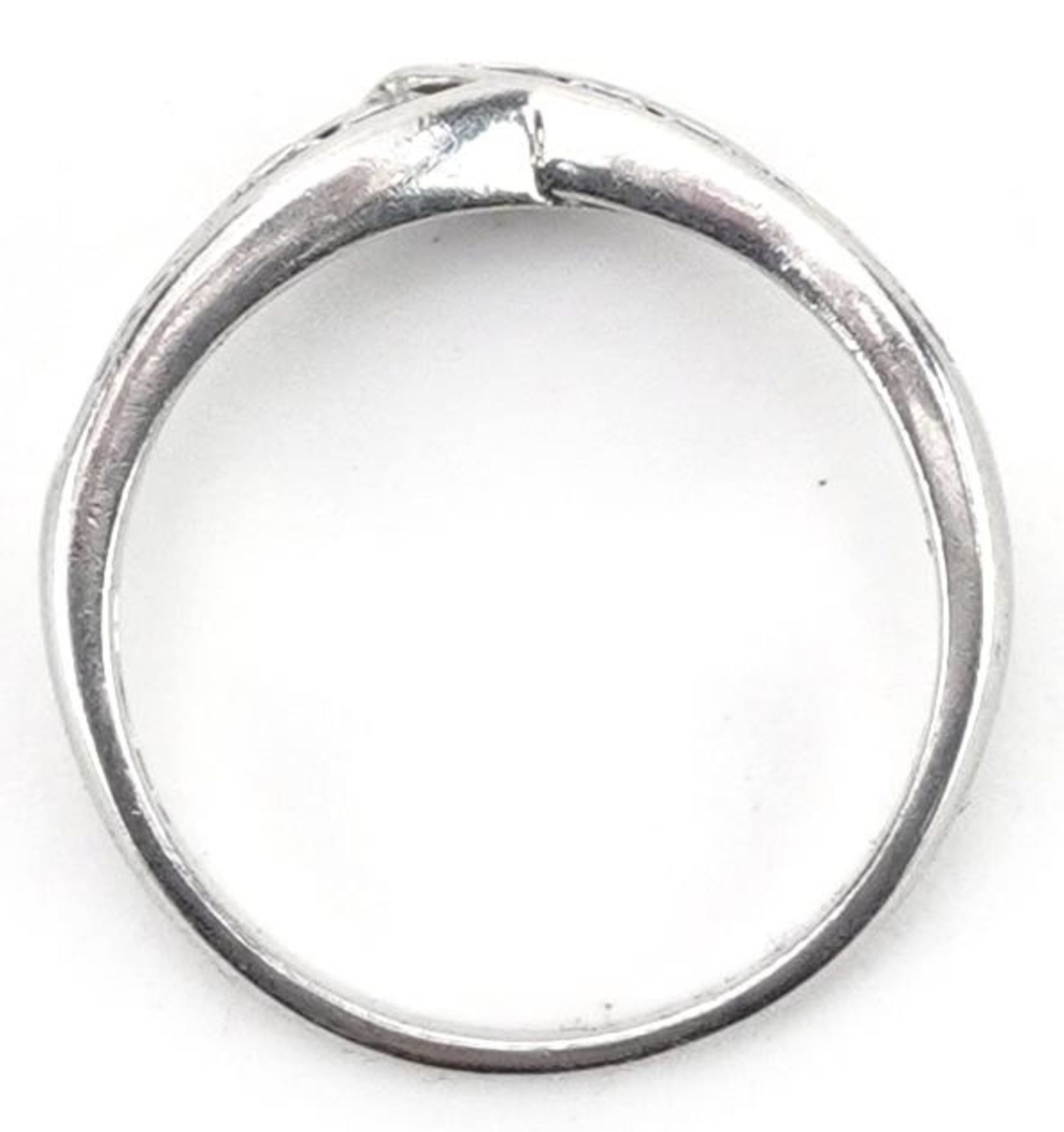 Platinum diamond wishbone ring, the largest diamond approximately 1.80mm in diameter, size K/L, 3.4g - Image 3 of 5