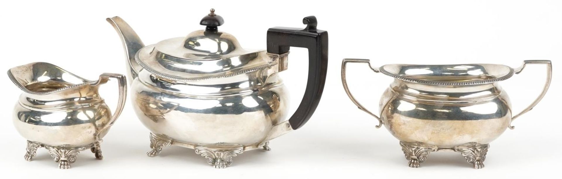 Daniel & John Wellby, Victorian silver three piece tea service, the teapot with wooden handle and - Bild 4 aus 6