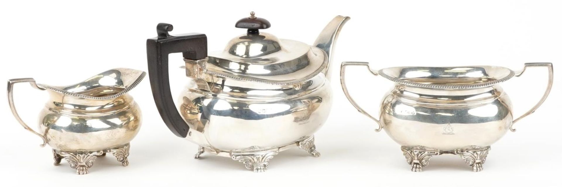 Daniel & John Wellby, Victorian silver three piece tea service, the teapot with wooden handle and - Bild 2 aus 6