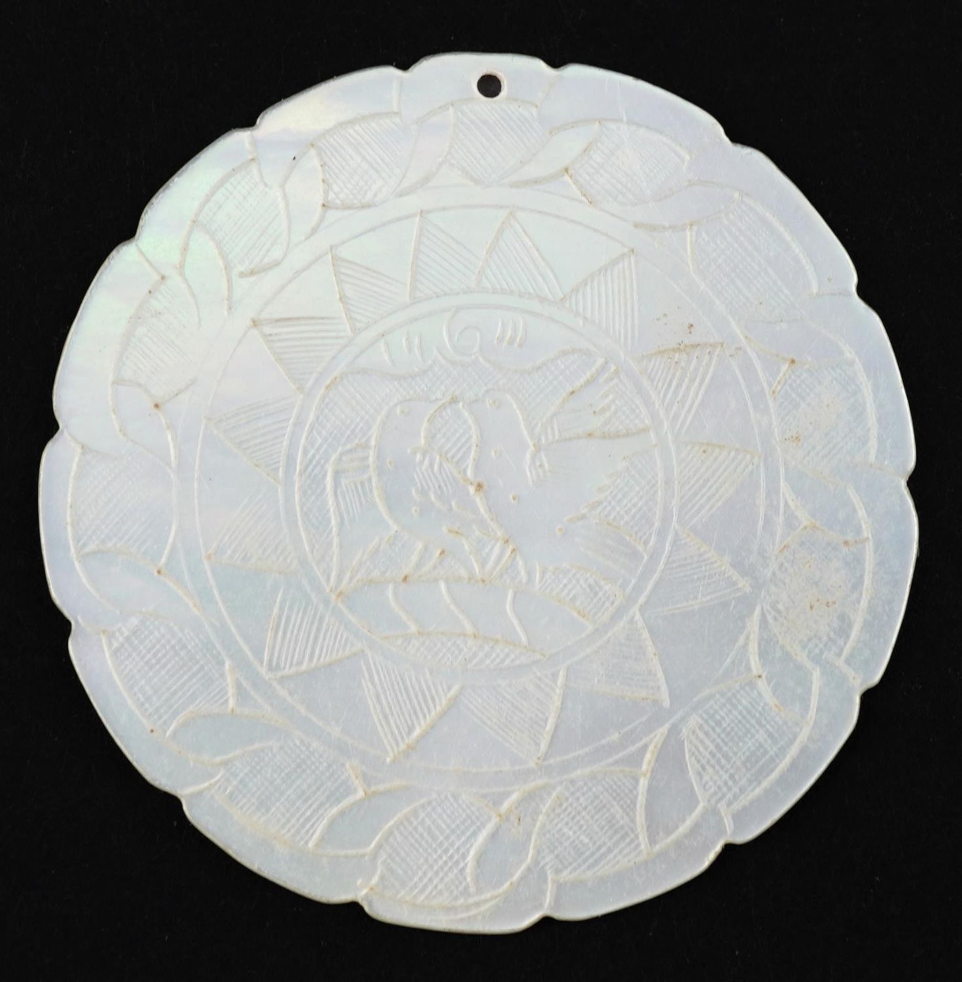 Good collection of Chinese Canton mother of pearl gaming counters carved with figures and flowers, - Bild 23 aus 30