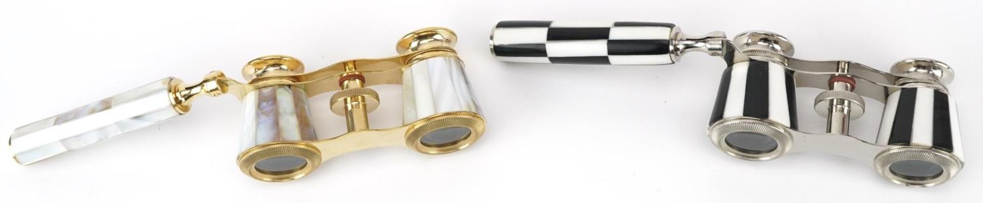 Two pairs of opera glasses including brass pair with mother of pearl, each 10cm wide - Bild 2 aus 6