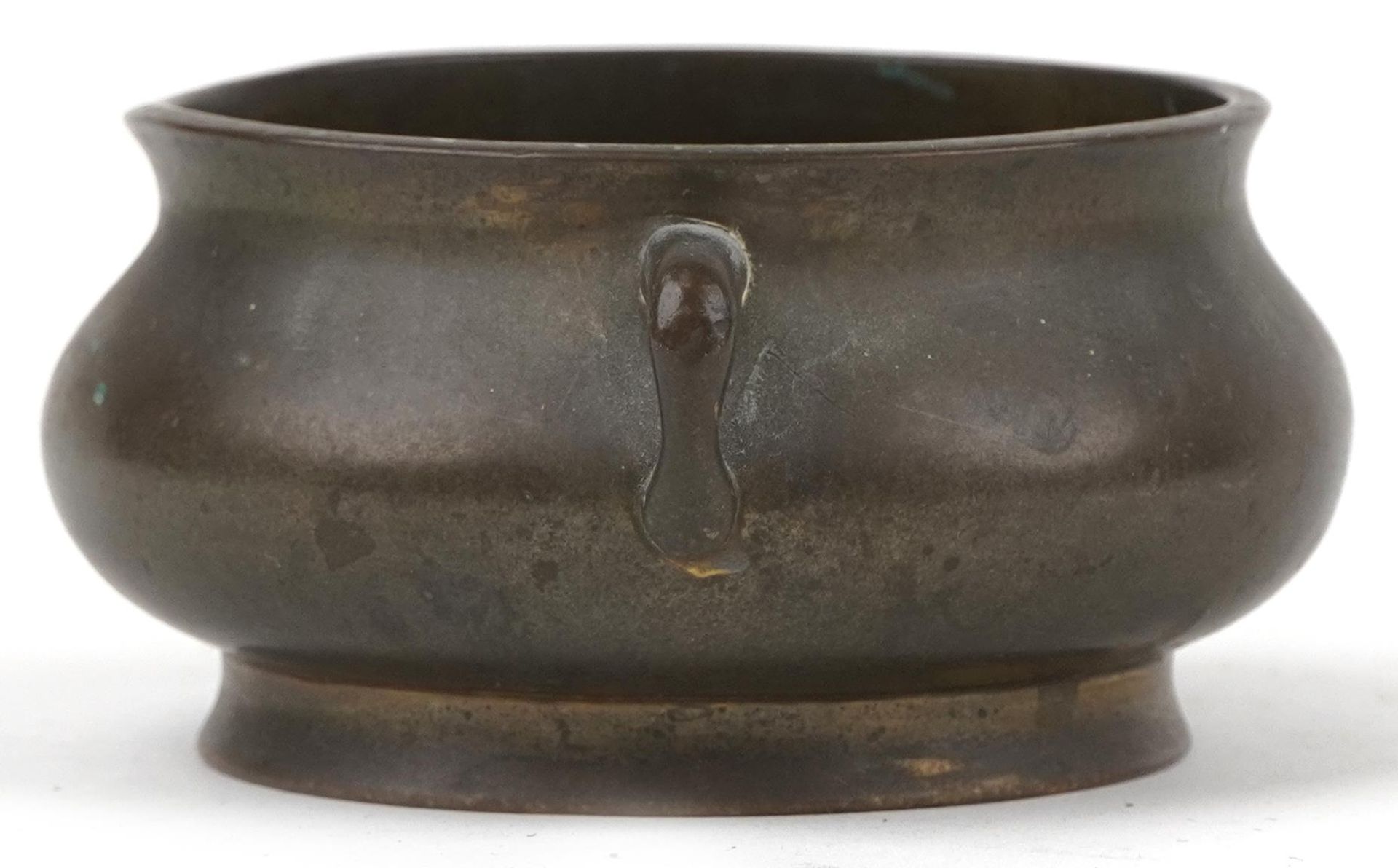 Chinese patinated bronze censer with twin handles, six figure character marks to the base, 12cm wide - Bild 4 aus 7