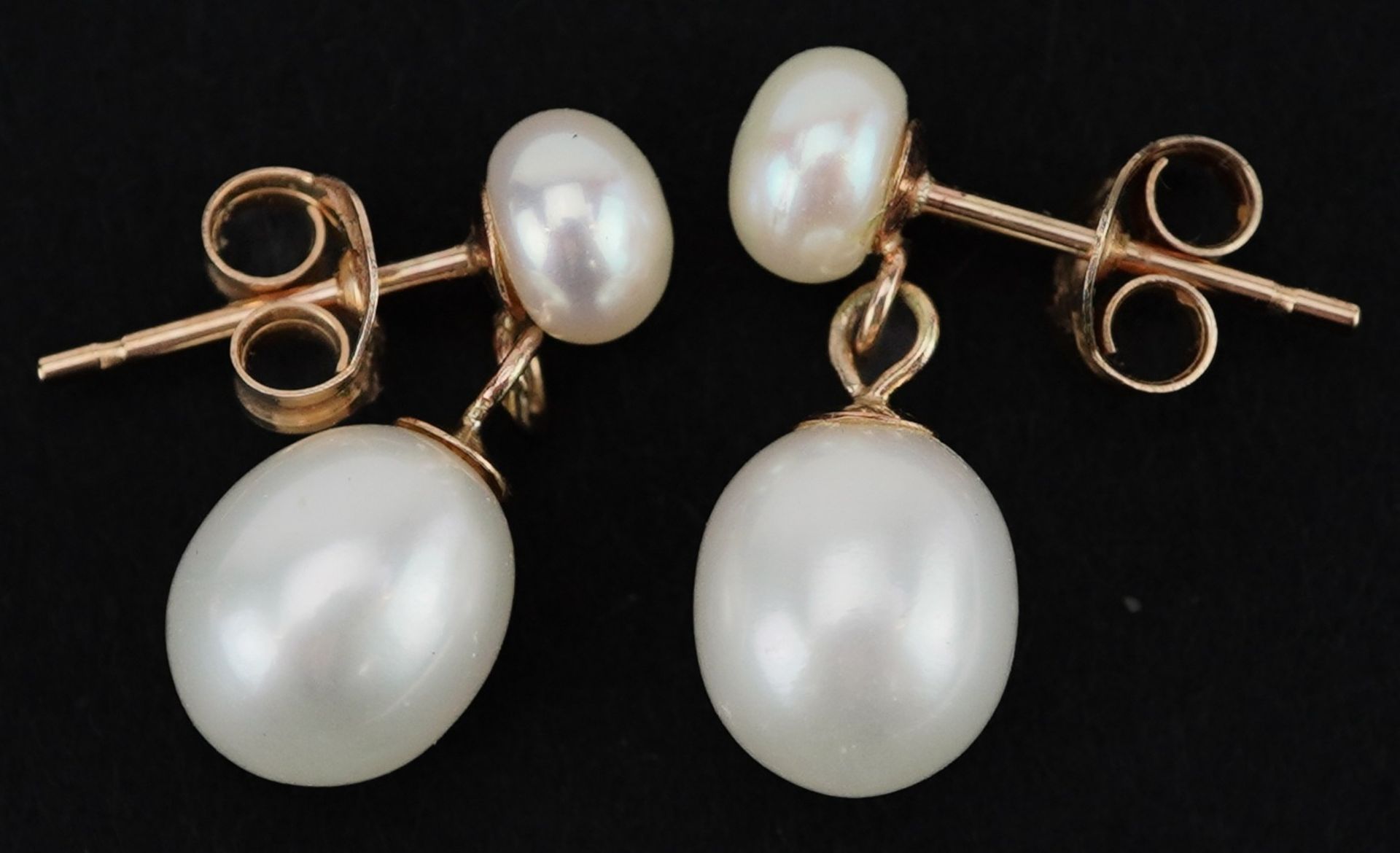 Pair of unmarked gold cultured pearl drop earrings, each 1.7cm high, total 1.8g - Bild 2 aus 2