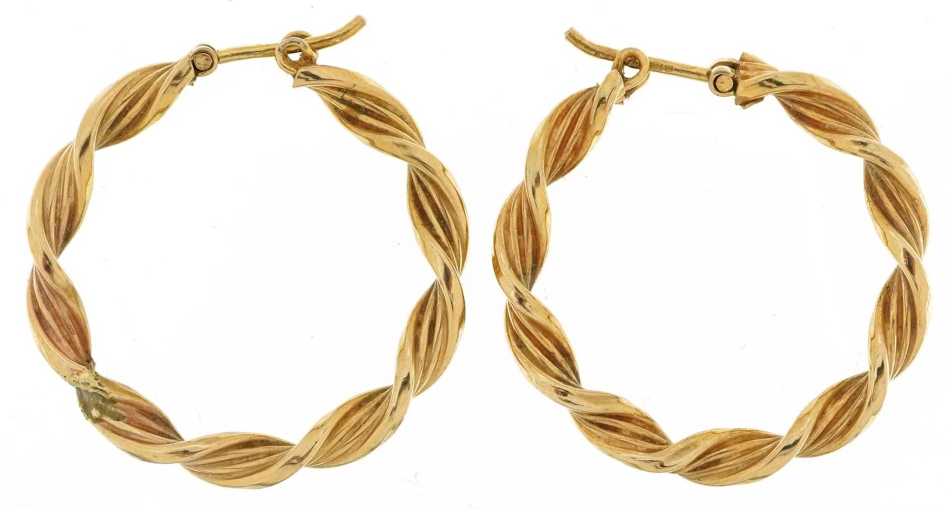 UnoArre, pair of Italian 9ct gold hoop earrings, 2.6cm in diameter, total 2.2g