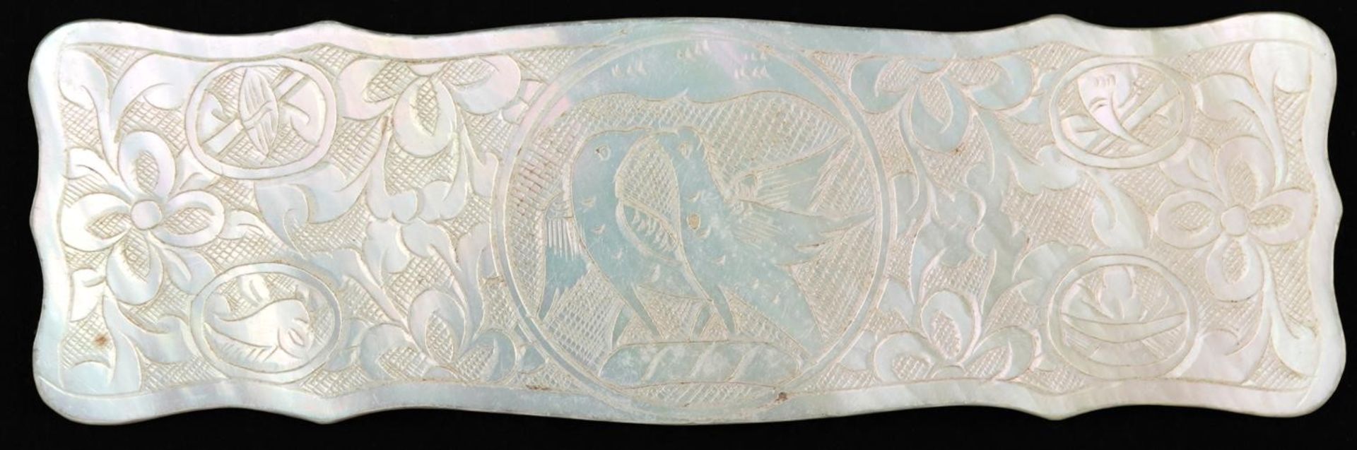 Good collection of Chinese Canton mother of pearl gaming counters carved with figures and flowers, - Bild 30 aus 30