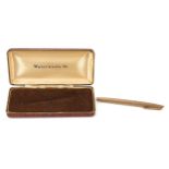 9ct gold cased fountain pen with 14ct gold nib housed in a Watermans fitted case, 23.5g