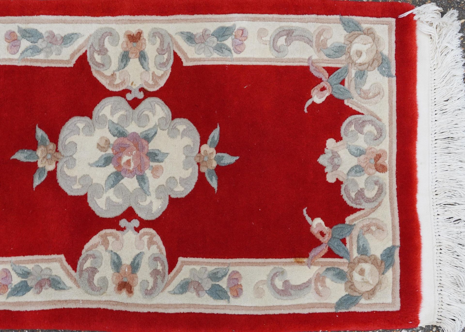 Three Chinese red ground floral rugs including a runner, the largest 255cm x 70cm - Bild 8 aus 13