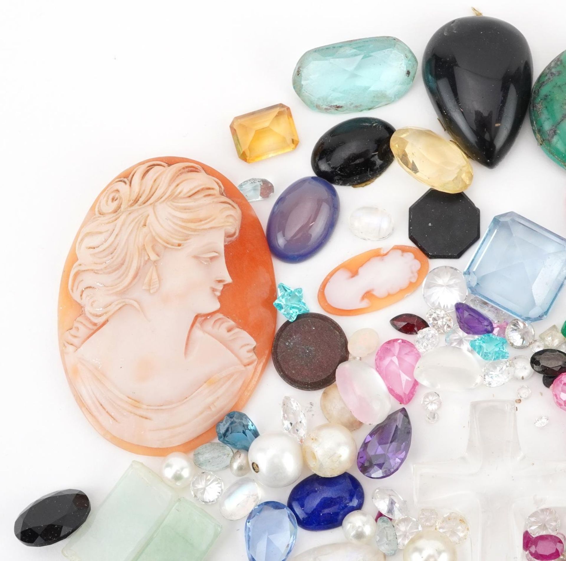 Large collection of loose semi precious gemstones and cameos including sapphires, amethyst, topaz, - Image 2 of 5