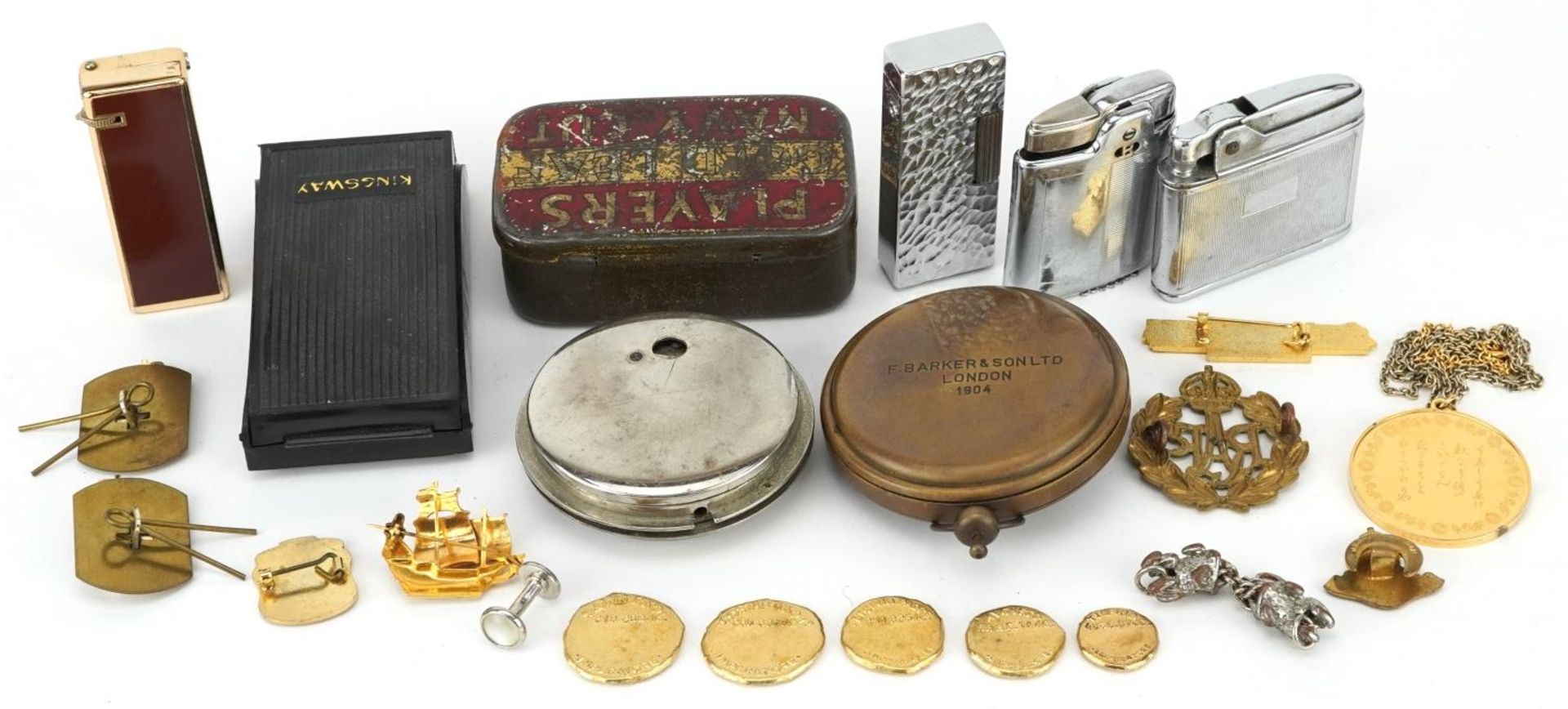 Sundry items including military cap badges, pocket lighters, a silver gilt pendant on necklace and a - Bild 4 aus 6