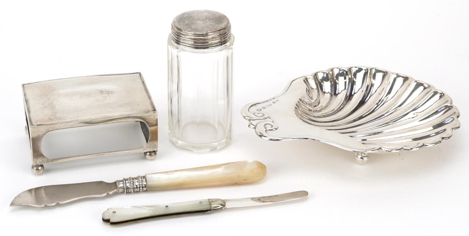 Edwardian and later silver items including a shell shaped dish, rectangular matchbox holder, - Image 4 of 8