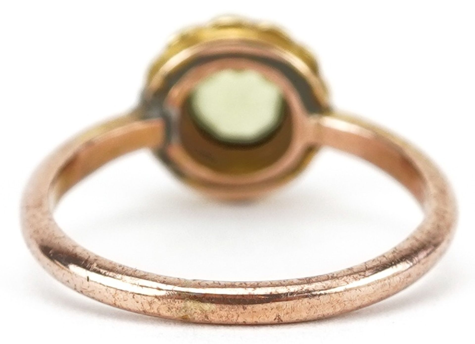 Gold peridot and seed pearl cluster ring, indistinct marks, tests as 15ct gold, the peridot - Bild 2 aus 3