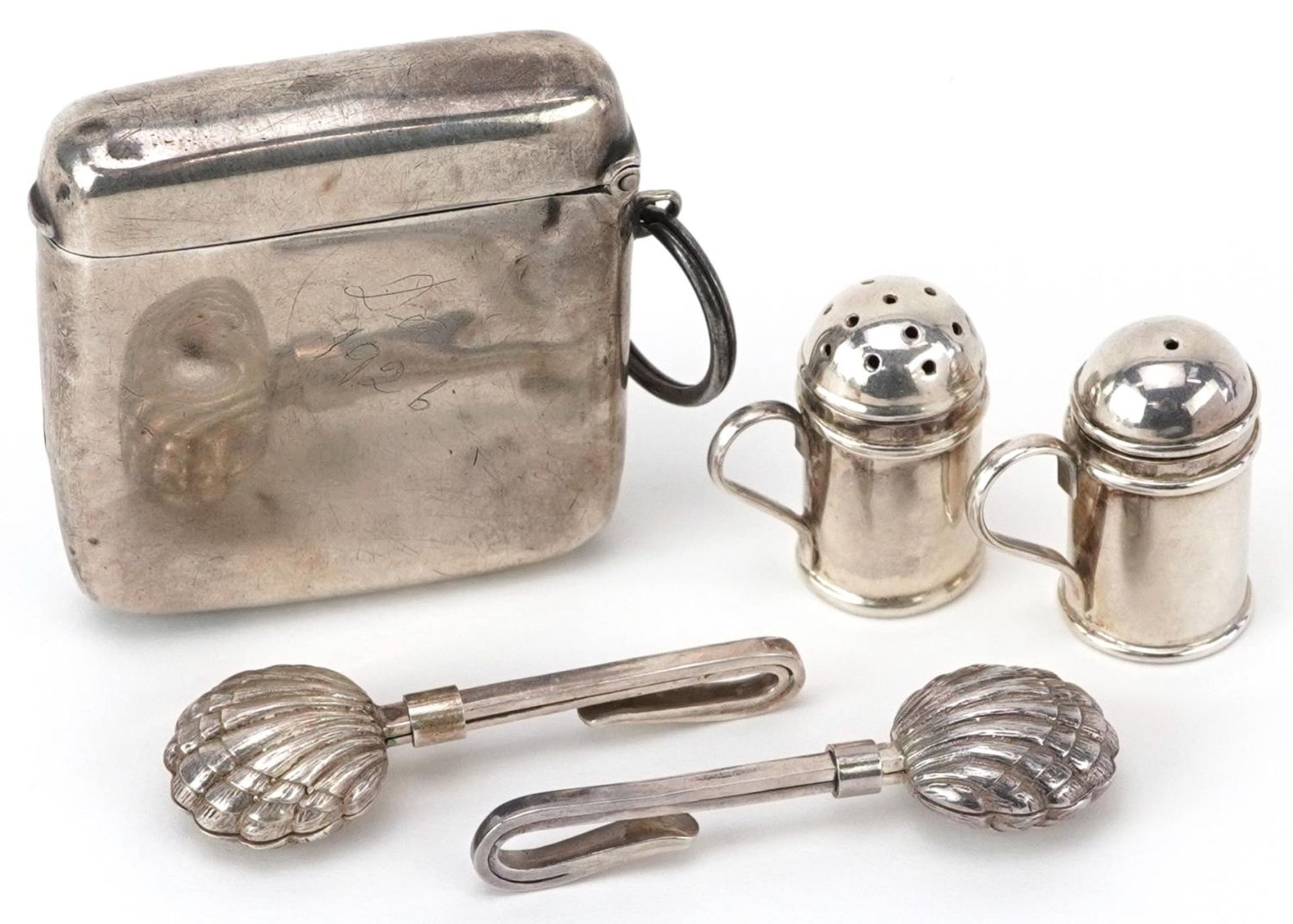 Edwardian and later silver sundry items comprising vesta, pair of miniature salt and pepper casters, - Bild 3 aus 6