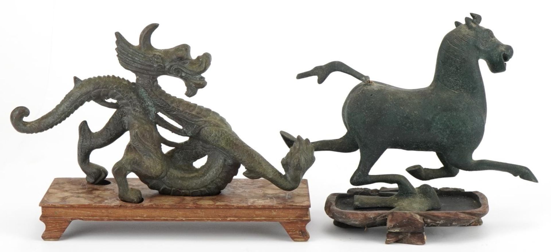 Two Chinese archaic style verdigris cast metal animals including a dragon, each raised on hardwood - Bild 4 aus 7