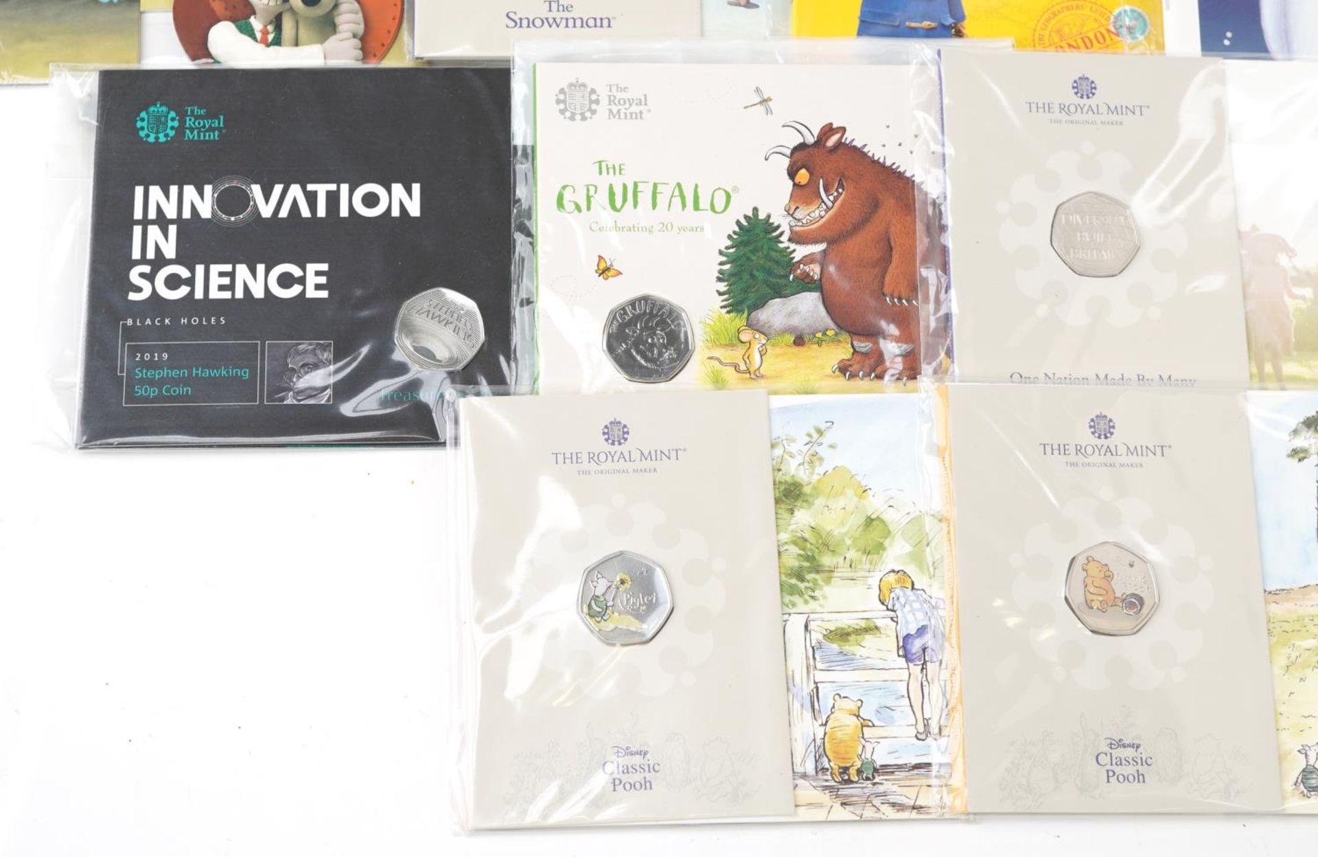 Twenty Royal Mint commemorative fifty pence pieces and a Winnie the Pooh and friends 2020 - Bild 4 aus 5