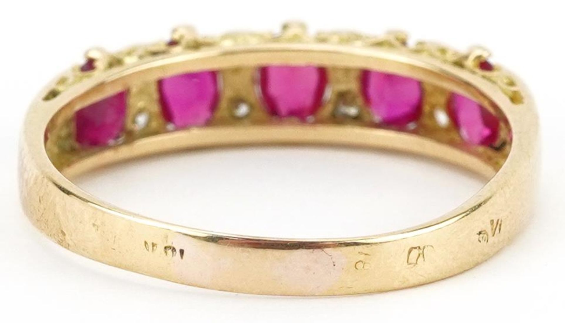 18K gold ruby and diamond half eternity ring set with five rubies and eight diamonds, each ruby - Bild 2 aus 5