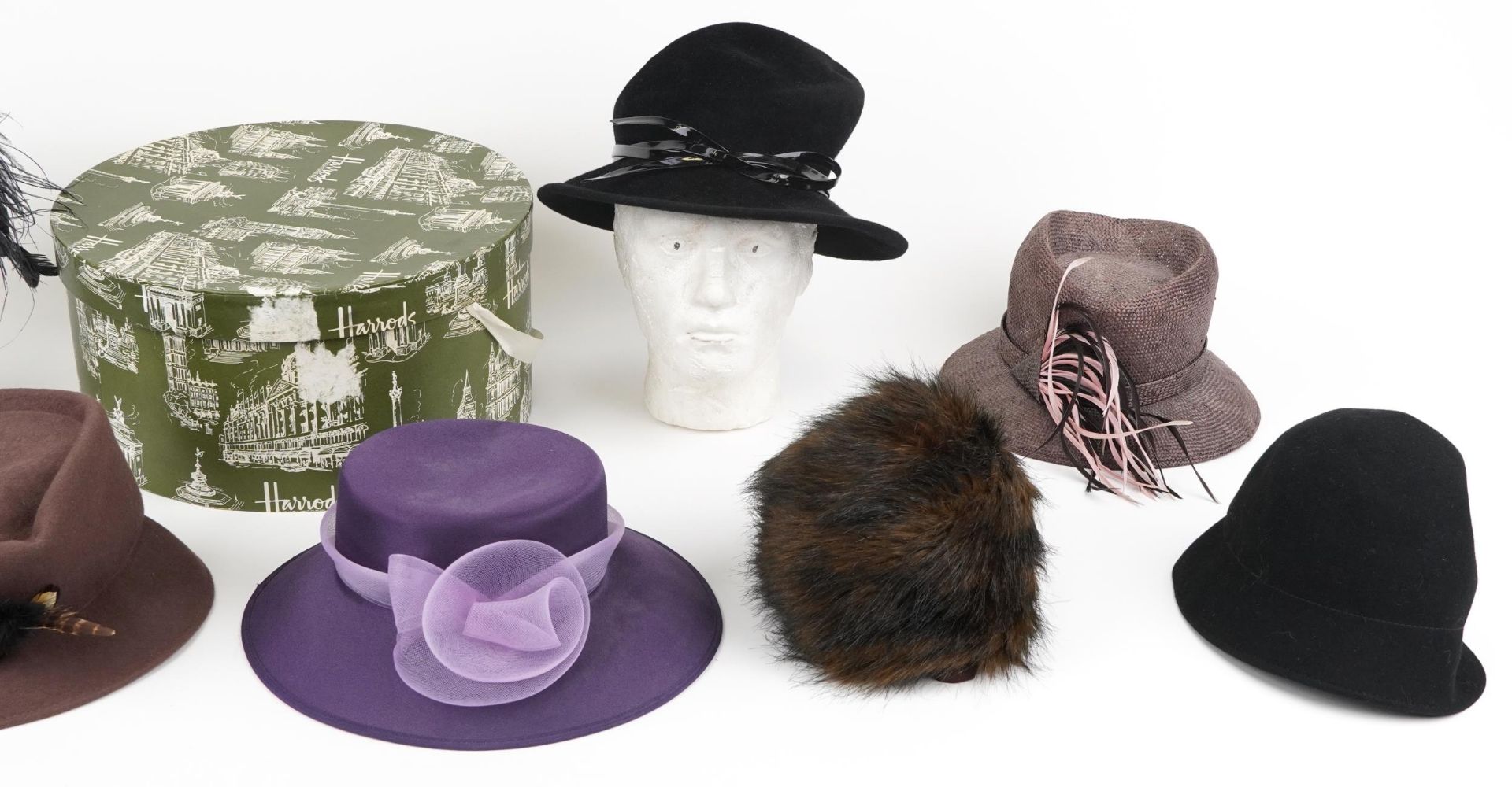 Vintage and later designer fascinator hats including a Harrods example with hatbox, the hatbox - Bild 3 aus 4